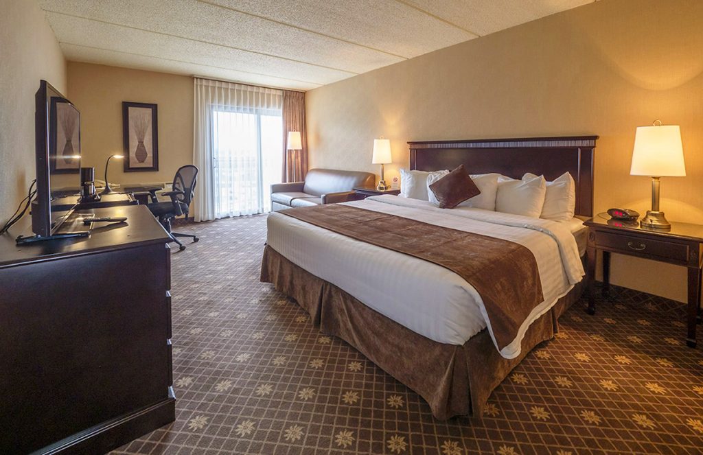 Chambre à 1 très grand lit et sofa lit (&copy;HÔTEL LE PRÉSIDENT)