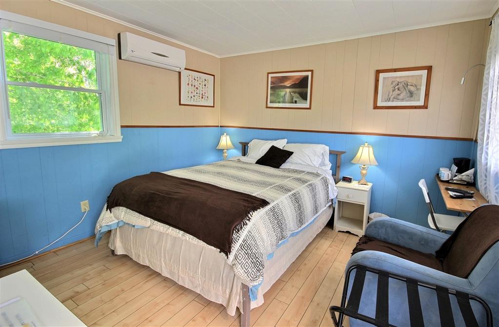 Chambre 1 lit queen vue sur le lac (&copy;Motel des Deux Lacs)