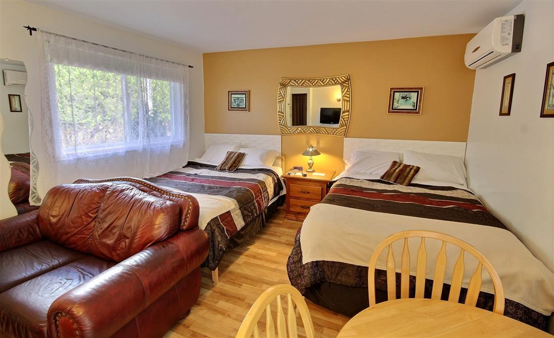 studio deluxe avec balcon vue sur le lac et cuisinette (&copy;Motel des Deux Lacs)