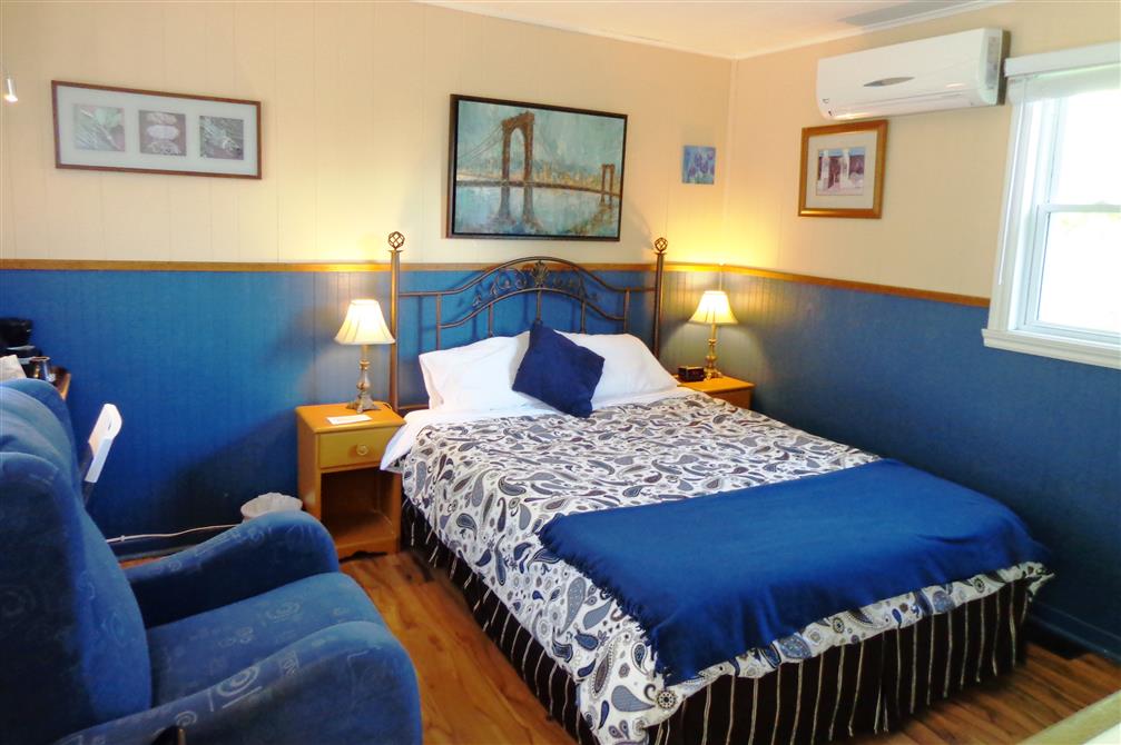 Chambre 1 lit queen vue sur le lac (&copy;Motel des Deux Lacs)