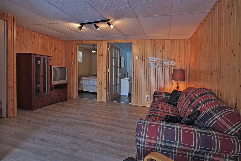 Salon niveau lac (&copy;Chalet du Ranch St-Hubert)