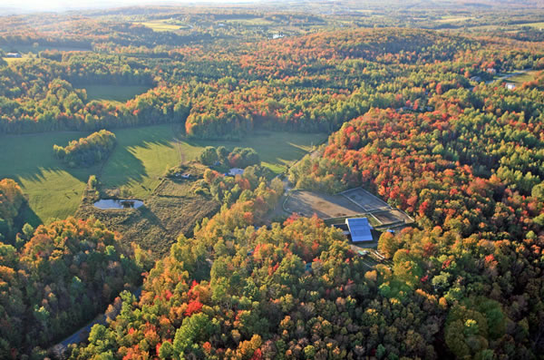 Vue aérienne du centre (&copy;Centre Equestre Robidas)