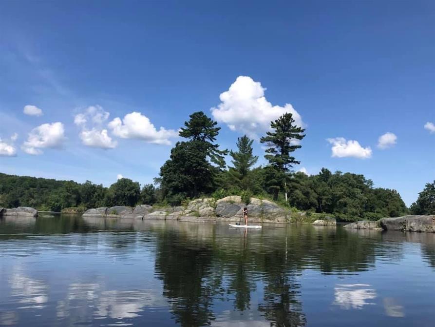 Aux abords de la rivière St-Francois (&copy;Camping Pura Vida Lodge & SUP)