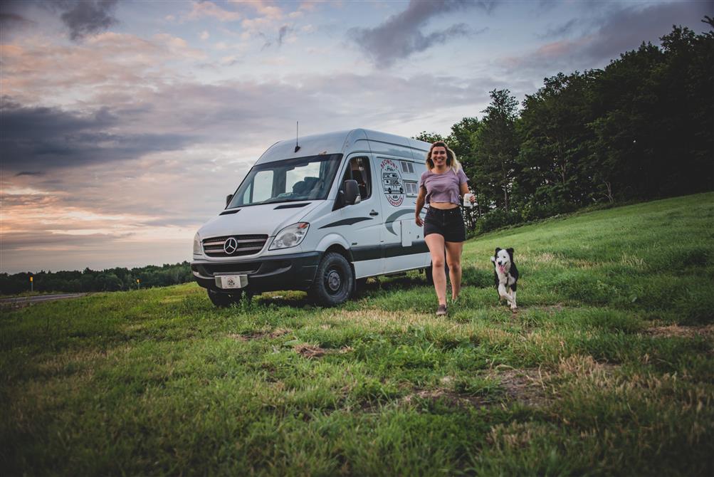 Van aménagée Sprinter avec un chien (&copy;Bromont Campervan)
