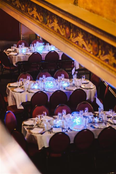 Service banquet offert au Théâtre Granada (&copy;Les Anti Stress de Monsieur Ménard)