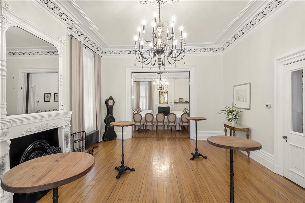 EC - Waterloo I - Corpo (tables bistro) - 4 (&copy;Ulric Manteaux)